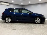 Używany VW Golf VIII Life 150 KM (110 kW) 2024 Niebieski Hatchback