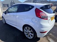 Used Ford Fiesta Zetec 125 HP (91 kW) 2016 White Hatchback