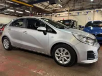 Usado Kia Rio Air 84 CV (61 kW) 2016 Plateado Utilitario