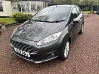 Usado Ford Fiesta Titanium 2017 Gris Utilitario