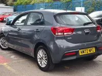 Begagnad Kia Rio 101 HK (74 kW) 2023 Grå Halvkombi
