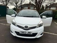Used Toyota Yaris 99 HP (72 kW) 2013 White Hatchback