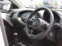 Used Toyota Aygo X PURE 72 HP (52 kW) 2023 White SUV