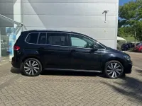 Begagnad VW Touran R-line 150 HK (110 kW) 2022 Svart Minibuss