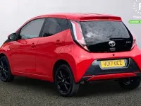 Usado Toyota Aygo x-style 69 HP (50 kW) 2017 Vermelho Citadino
