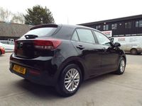 Usado Kia Rio 84 HP (61 kW) 2017 Preto Citadino
