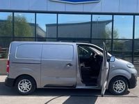 Usado Vauxhall Vivaro 120 HP (88 kW) 2022 Cinzento Monovolume