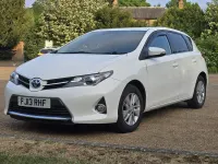 Used Toyota Auris Hybrid 136 HP (100 kW) 2013 White Hatchback