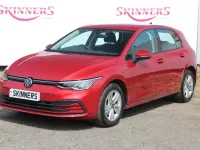 Begagnad VW Golf VIII Life 130 HK (95 kW) 2022 Röd Halvkombi