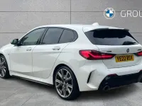 Begagnad BMW M135 Shadowline 302 HK (222 kW) 2022 Vit Halvkombi