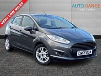 Usado Ford Fiesta Zetec 100 HP (73 kW) 2016 Cinzento Citadino