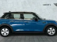 Begagnad Mini Cooper Classic 136 HK (100 kW) 2023 Blå Halvkombi