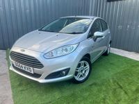 Usado Ford Fiesta Zetec 82 HP (60 kW) 2015 Prateado Citadino