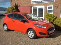 Usado Ford Fiesta Studio 82 CV (60 kW) 2015 Rojo Utilitario