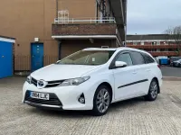 Used Toyota Auris Hybrid 136 HP (100 kW) 2014 White Estate