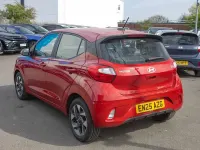 Używany Hyundai i10 Advanced 83 KM (61 kW) 2025 Czerwony Hatchback