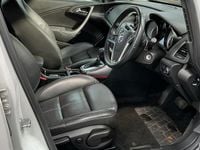 Second-hand Vauxhall Astra Elite 2011 Alb Hatchback