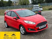 Usado Ford Fiesta Zetec 100 CV (73 kW) 2014 Rojo Utilitario