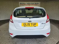 Usado Ford Fiesta Zetec 82 CV (60 kW) 2015 Blanco Utilitario