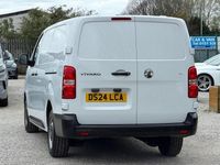 Second-hand Vauxhall Vivaro 150 CP (110 kW) 2024 Alb Monovolum