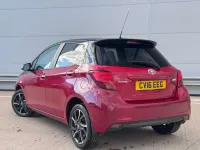 Begagnad Toyota Yaris Design 99 HK (72 kW) 2016 Röd Halvkombi