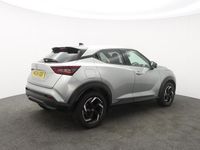 Usado Nissan Juke N-Connecta 114 HP (83 kW) 2024 Prateado SUV