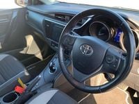 Used Toyota Auris Hybrid Design 136 HP (100 kW) 2016 White Hatchback