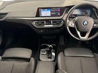 Usado BMW 118 Sport Line 134 HP (98 kW) 2024 Cinzento Citadino