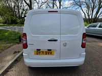 Usado Vauxhall Combo Sportive 100 HP (73 kW) 2021 Branco Monovolume