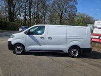 Second-hand Vauxhall Vivaro 100 CP (73 kW) 2023 Alb Monovolum
