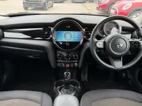 Begagnad Mini Cooper Classic 134 HK (98 kW) 2022 Röd Halvkombi