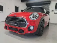 Begagnad Mini Cooper Hatch 2019 Röd Halvkombi