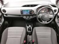 Używany Toyota Yaris 99 KM (72 kW) 2017 Czerwony Hatchback