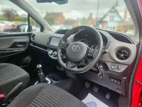 Usado Toyota Yaris 111 HP (81 kW) 2018 Vermelho Citadino