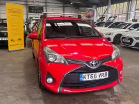 Używany Toyota Yaris 99 KM (72 kW) 2017 Czerwony Hatchback