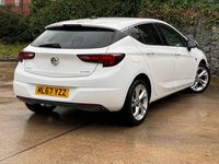 Used Vauxhall Astra SRi 105 HP (77 kW) 2017 White Hatchback
