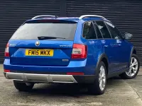 Usado Skoda Octavia Scout 4x4 150 CV (110 kW) 2015 Azul Familiar