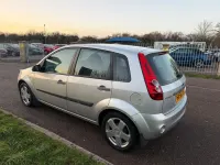 Usado Ford Fiesta Zetec 2006 Plateado Utilitario