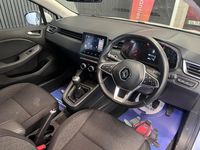 Used Renault Clio V Iconic 90 HP (66 kW) 2022 White Hatchback