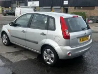 Usado Ford Fiesta Style 75 CV (55 kW) 2007 Plateado Utilitario