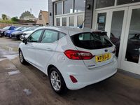 Usado Ford Fiesta Zetec 70 HP (51 kW) 2019 Branco Citadino