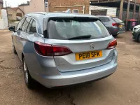 Usado Vauxhall Astra Elite 150 CV (110 kW) 2018 Plateado Familiar