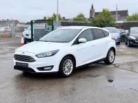 Begagnad Ford Focus Zetec 120 HK (88 kW) 2017 Vit Halvkombi