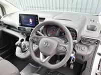Second-hand Vauxhall Combo Sportive 100 CP (73 kW) 2022 Alb Monovolum