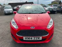 Usado Ford Fiesta Zetec 82 HP (60 kW) 2014 Vermelho Citadino