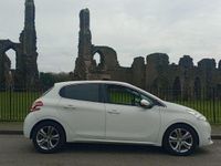 Used Peugeot 208 Allure 92 HP (67 kW) 2014 White Hatchback