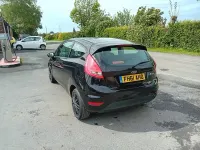 Begagnad Ford Fiesta 2012 Svart Halvkombi