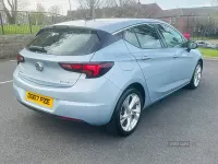 Usado Vauxhall Astra SRi 110 HP (80 kW) 2018 Prateado Citadino