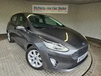 Usado Ford Fiesta Zetec 100 CV (73 kW) 2018 Gris Utilitario