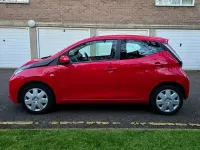 Usado Toyota Aygo X-play 69 CV (50 kW) 2015 Rojo Utilitario